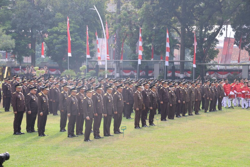 Foto Suasana Khidmat Korps Adhyaksa dalam Peringatan Hari Kemerdekaan RI ke-79 di Lingkungan Kejaksaan Agung Foto Suasana Khidmat Korps Adhyaksa dalam Peringatan Hari Kemerdekaan RI ke-79 di Lingkungan Kejaksaan Agung